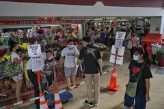 LANGKAH DIPERTINGKAT: Pengunjung ke pasar dan pusat penjaja, seperti di Pasar dan Pusat Penjaja Kovan 209 perlu menggunakan TraceTogether. - Foto BH oleh KEVIN LIM