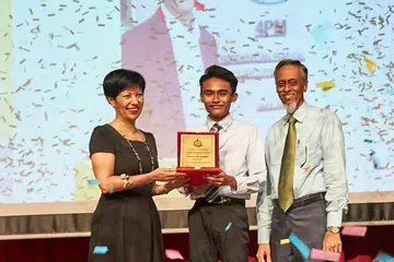 DIIKTIRAF CEMERLANG: Encik Danial Rashid diiktiraf Anugerah Pelajar Cemerlang dalam majlis penyampaian Anugerah Bestari 4PM semalam. - Foto: ROSLEE RAZAK