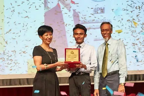 DIIKTIRAF CEMERLANG: Encik Danial Rashid diiktiraf Anugerah Pelajar Cemerlang dalam majlis penyampaian Anugerah Bestari 4PM semalam. - Foto: ROSLEE RAZAK