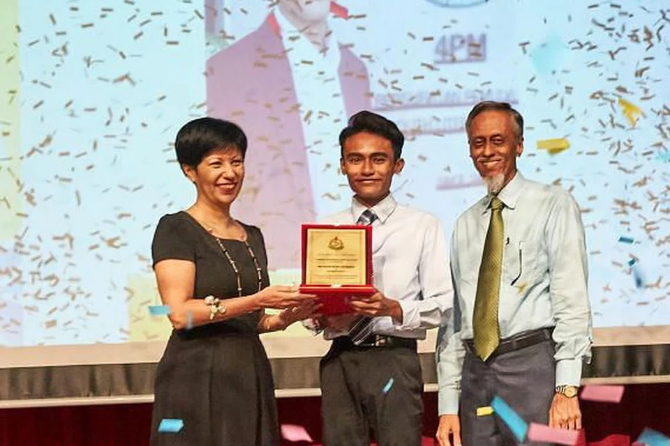 DIIKTIRAF CEMERLANG: Encik Danial Rashid diiktiraf Anugerah Pelajar Cemerlang dalam majlis penyampaian Anugerah Bestari 4PM semalam. - Foto: ROSLEE RAZAK