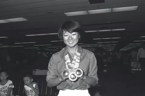Perenang Junie Sng mempamerkan dua pingat emas dan satu pingat perak yang dimenanginya semasa Sukan Asia dengan bangga. 