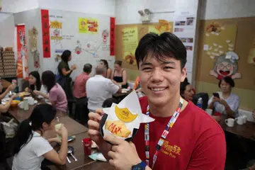 Maximilian Maeder mengotakan janjinya pada 7 November dengan  bekerja sehari menjual epok-epok di Soon Soon Huat Curry Puff di East Coast Road. 