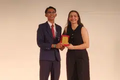 Aniq Hasif Muhammad Hairul (kiri), 16 tahun, pemain apit kanan bagi pasukan sepak takraw daripada Sekolah Menengah Marsiling, telah meraih Anugerah Olahragawan Muda Lelaki Terbaik, Majlis Sukan Sekolah-Sekolah Singapura (SSSC) bagi kategori sepak takraw. Anugerah tersebut disampaikan pemain pedang Singapura, Cik Amita Berthier, yang telah mewakili Singapura ke Sukan Olimpik, di Majlis Penyampaian ‘Colours Award’ (Pencapaian Dalam Kegiatan Kokurikulum) di Sekolah Menengah Kent Ridge pada 26 September.