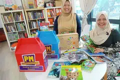 PEMANGKIN BUDAYA MEMBACA: Cik Hanisnah (duduk) dan Cik Haryani melakar program bagi membantu golongan buta huruf dan sukar membaca di pusat literasi mereka di Jalan Pemimpin dekat Upper Thomson Road. - Foto BH oleh SAINI SALLEH