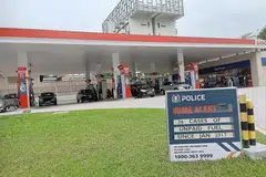 KES PETROL TIDAK DIBAYAR: Polis memasang notis amaran jenayah mengenai 36 kes pemandu kabur selepas mengepam petrol di stesen Esso Woodlands Avenue 1. - Foto BH oleh SAINI SALLEH