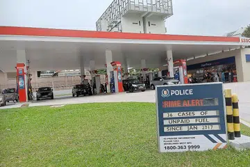 KES PETROL TIDAK DIBAYAR: Polis memasang notis amaran jenayah mengenai 36 kes pemandu kabur selepas mengepam petrol di stesen Esso Woodlands Avenue 1. - Foto BH oleh SAINI SALLEH