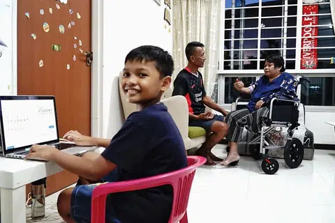 MENARIK NAFAS LEGA: Dengan Anugerah HomeTeamNS Pendidikan Kanak-kanak (CEA), Encik Adnan (tengah) dapat menarik nafas lega dengan wang tunai dan baucar yang dapat membiayai keperluan sekolah Danial (kiri) serta kos perubatan isterinya, Cik Fiterawati (kanan). - Foto BH oleh KHALID BABA