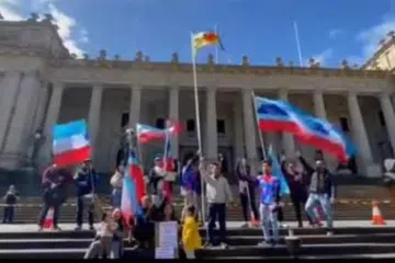 Video memaparkan sekumpulan individu menurunkan bendera Malaysia iaitu Jalur Gemilang di depan bangunan Parlimen di Victoria, Melbourne, Australia dan menggantikannya dengan menaikkan bendera Sabah dan Sarawak.