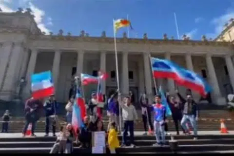 Video memaparkan sekumpulan individu menurunkan bendera Malaysia iaitu Jalur Gemilang di depan bangunan Parlimen di Victoria, Melbourne, Australia dan menggantikannya dengan menaikkan bendera Sabah dan Sarawak.