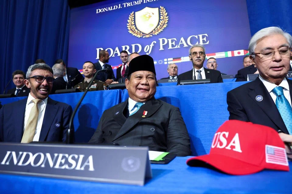 Presiden Indonesia Prabowo Subianto (tengah), Presiden Kazakhstan Kassym-Jomart Tokayev (kanan), dan pemimpin dunia lain menghadiri mesyuarat sulung Lembaga Keamanan di Institut Keamanan Amerika Syarikat di Washington, D.C., Amerika Syarikat, 19 Februari 2026.