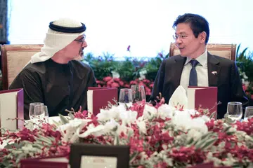 Perdana Menteri, Encik Lawrence Wong (kanan), mengadakan satu jamuan tengah hari untuk Putera Mahkota Abu Dhabi, Sheikh Khaled Mohamed Zayed Al Nahyan, di Hotel Fullerton pada 30 Oktober.