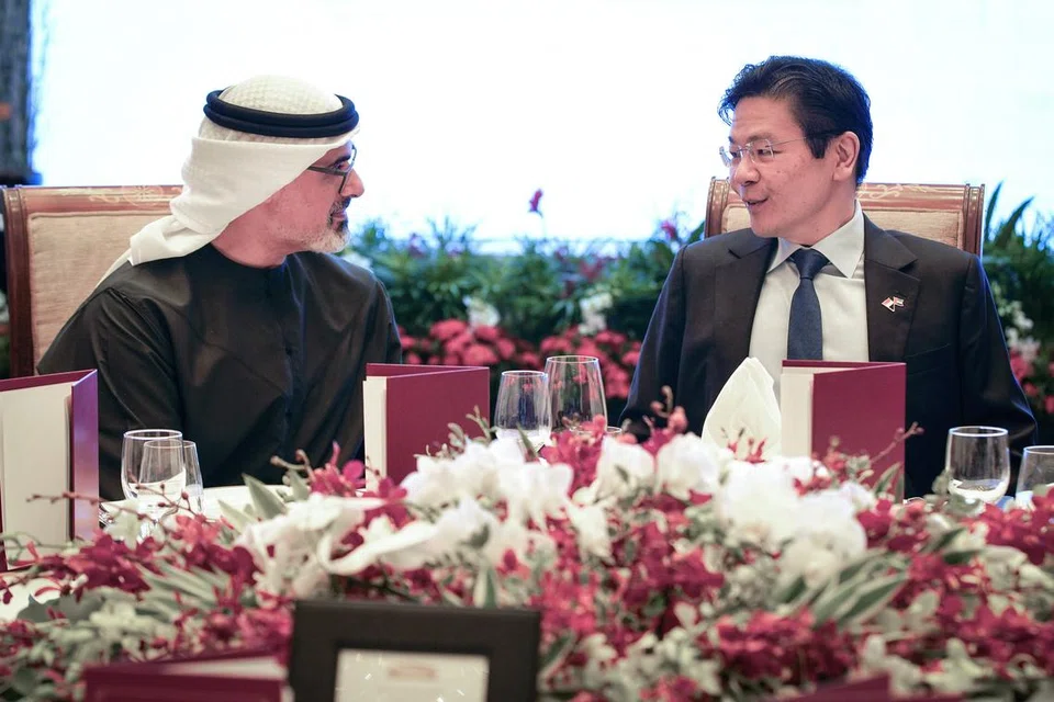 Perdana Menteri, Encik Lawrence Wong (kanan), mengadakan satu jamuan tengah hari untuk Putera Mahkota Abu Dhabi, Sheikh Khaled Mohamed Zayed Al Nahyan, di Hotel Fullerton pada 30 Oktober.