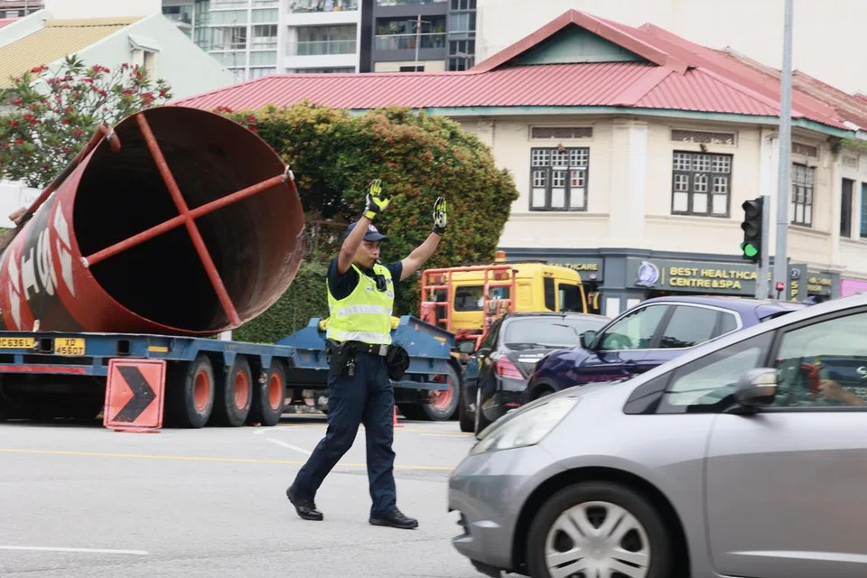 Dua daripada tiga lorong di Balestier Road menghala ke Thomson Road telah ditutup selama sekitar dua jam sementara Polis Trafik (TP) menguruskan kesesakan lalu lintas.