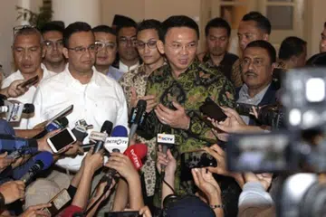 TEMUAN GABENOR DAN BAKAL GABENOR JAKARTA: Encik Anies (tga dari kiri) mengadakan perbincangan dengan Encik Basuki (berbaju batik hijau) mengenai pemilihan kepala daerah dan perlunya menjaga perpaduan antara penyokong dan menjaga persatuan selepas pilihan raya gabenor Jakarta. - Foto METRO TV.