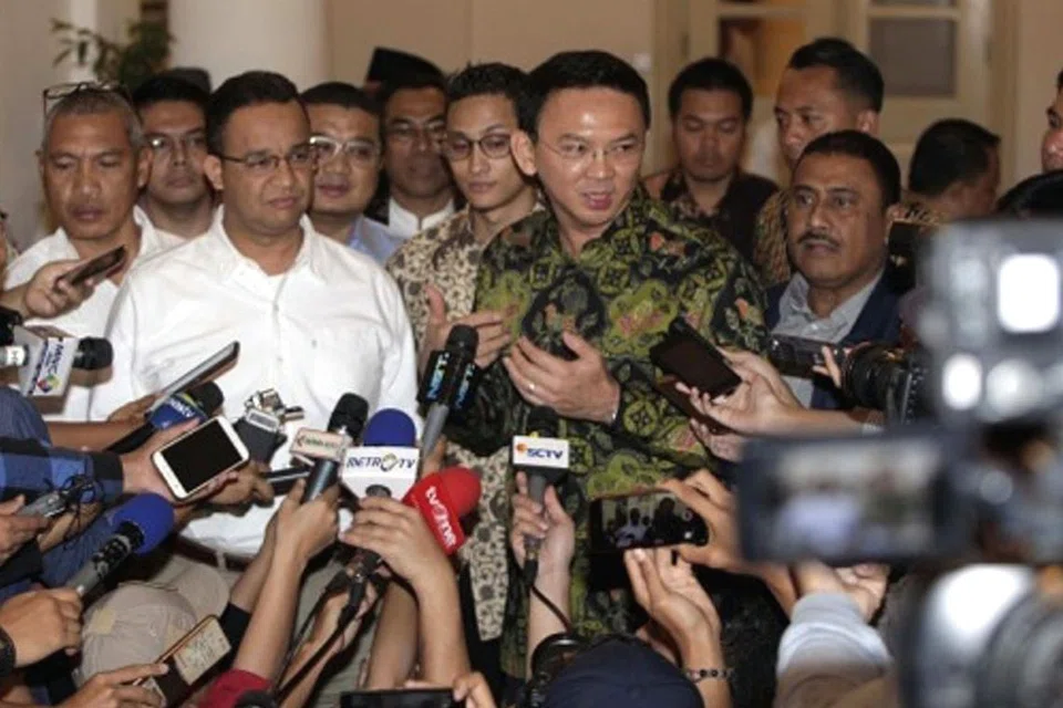 TEMUAN GABENOR DAN BAKAL GABENOR JAKARTA: Encik Anies (tga dari kiri) mengadakan perbincangan dengan Encik Basuki (berbaju batik hijau) mengenai pemilihan kepala daerah dan perlunya menjaga perpaduan antara penyokong dan menjaga persatuan selepas pilihan raya gabenor Jakarta. - Foto METRO TV.