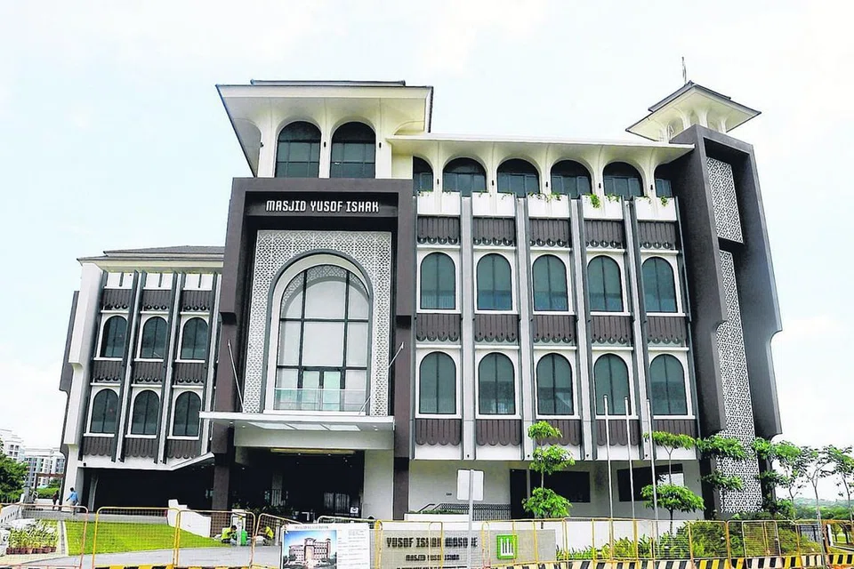 MEMBIMBANGKAN: Encik Shanmugam menyifatkan penahanan seorang remaja 16 tahun ditahan di bawah ISA dalam kes pertama melibatkan pelampau sayap kanan di sini sebagai membimbangkan. Remaja itu merancang melancarkan serangan di dua masjid di sini - Masjid Assyafaah dan Masjid Yusof Ishak (Gambar atas). - Foto ZAOBAO, fail