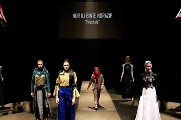 PAPAR KARYA: Cik Nur Ili Norazip, 22 tahun merupakan antara 10 pereka fesyen muda yang memaparkan rekaan mereka di pertunjukan fesyen graduan tersebut yang bertemakan Singularity di Studio Teater, Sekolah Seni Singapura (Sota). Beliau muncul pemenang Anugerah Akademik Terbaik di Pertunjukan Fesyen Graduan Institut Pembangunan Pengurusan Singapura (MDIS) 2019. - Foto MDIS
