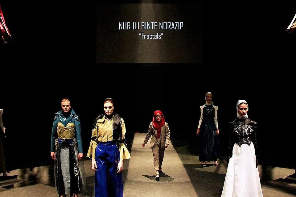 PAPAR KARYA: Cik Nur Ili Norazip, 22 tahun merupakan antara 10 pereka fesyen muda yang memaparkan rekaan mereka di pertunjukan fesyen graduan tersebut yang bertemakan Singularity di Studio Teater, Sekolah Seni Singapura (Sota). Beliau muncul pemenang Anugerah Akademik Terbaik di Pertunjukan Fesyen Graduan Institut Pembangunan Pengurusan Singapura (MDIS) 2019. - Foto MDIS