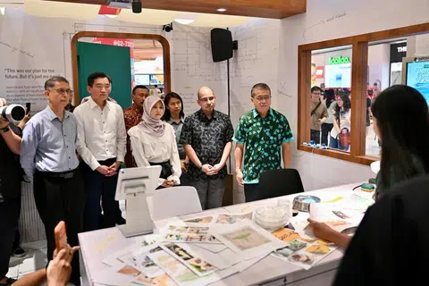 Sebuah pameran turut diadakan di Suntec City Atrium bagi menyelongkar pengalaman dan menghayati bagaimana penyalahgunaan dadah menjejaskan individu, keluarga serta masyarakat melalui kisah, kenangan dan pengalaman hidup sebenar. Majlis dan pameran tersebut turut dihadiri (dari kiri) Pemangku Menteri Bertanggungjawab bagi Ehwal Masyarakat Islam merangkap Menteri Negara Kanan (Ehwal Dalam Negeri), Profesor Madya Muhammad Faishal Ibrahim; Setiausaha Parlimen Kanan (Pembangunan Sosial dan Keluarga merangkap Undang-Undang), Encik Eric Chua; Menteri Negara (Kesihatan merangkap Penerangan dan Pembangunan Digital), Cik Rahayu Mahzam; Setiausaha Parlimen Kanan (Kebudayaan, Masyarakat dan Belia merangkap Kemampanan dan Sekitaran), Cik Goh Hanyan; Setiausaha Parlimen Kanan (Pendidikan merangkap Pembangunan Negara), Dr Syed Harun Alhabsyi; dan Menurut Menteri Undang-Undang merangkap Menteri Kedua Ehwal Dalam Negeri, Encik Edwin Tong.