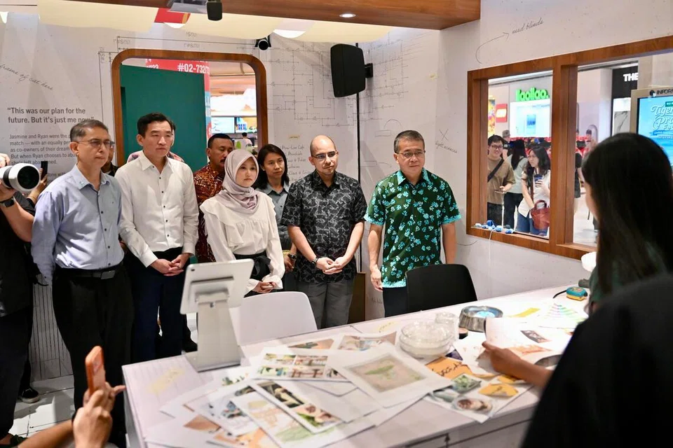 Sebuah pameran turut diadakan di Suntec City Atrium bagi menyelongkar pengalaman dan menghayati bagaimana penyalahgunaan dadah menjejaskan individu, keluarga serta masyarakat melalui kisah, kenangan dan pengalaman hidup sebenar. Majlis dan pameran tersebut turut dihadiri (dari kiri) Pemangku Menteri Bertanggungjawab bagi Ehwal Masyarakat Islam merangkap Menteri Negara Kanan (Ehwal Dalam Negeri), Profesor Madya Muhammad Faishal Ibrahim; Setiausaha Parlimen Kanan (Pembangunan Sosial dan Keluarga merangkap Undang-Undang), Encik Eric Chua; Menteri Negara (Kesihatan merangkap Penerangan dan Pembangunan Digital), Cik Rahayu Mahzam; Setiausaha Parlimen Kanan (Kebudayaan, Masyarakat dan Belia merangkap Kemampanan dan Sekitaran), Cik Goh Hanyan; Setiausaha Parlimen Kanan (Pendidikan merangkap Pembangunan Negara), Dr Syed Harun Alhabsyi; dan Menurut Menteri Undang-Undang merangkap Menteri Kedua Ehwal Dalam Negeri, Encik Edwin Tong.