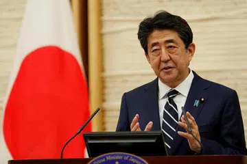 TAMATKAN PERINTAH DARURAT: Perdana Menteri Jepun, Encik Shinzo Abe, bercakap di sidang akhbar berkenaan respons negara itu dalam menangani penyakit koronavirus, di Tokyo, hari ini. 