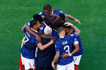 Pemain Perancis meraikan gol pertama mereka bersama jurulatih Didier Deschamps.