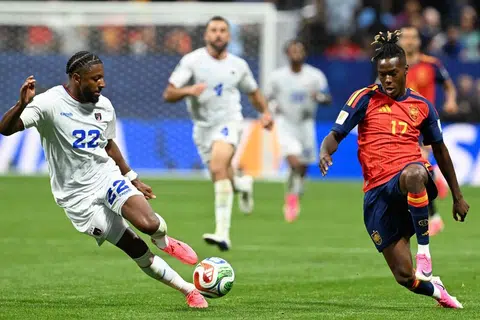 Pemain Cape Verde, Steven Moreira (kiri) dan bintang muda Sepanyol, Nico Williams (kanan), dalam aksi perlawanan Kumpulan H Piala Dunia 2026 menentang Cape Verde pada 16 Jun di Stadium Atlanta.  Williams hanya dimasukkan pada minit ke-87.