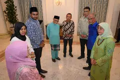 BERSAMA PENERIMA: (Dari kanan) Presiden Halimah Yacob; Menteri Pembangunan Sosial dan Keluarga merangkap Menteri Bertanggungjawab bagi Ehwal Masyarakat Islam, Encik Masagos Zulkifli Masagos Mohamad; Ketua Eksekutif Muis, Encik Kadir Maideen dan Presiden Muis, Encik Saat Abdul Rahman, berinteraksi dengan penerima Anugerah Muis, termasuk (dari kiri) Cik Rubiha Hashim, Cik Nur Hidayah Mohd Tahir, Encik Mohamed Ashiq Abdul Aziz dan Ustaz Pasuni Maulan.