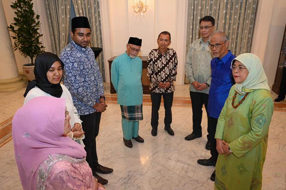 BERSAMA PENERIMA: (Dari kanan) Presiden Halimah Yacob; Menteri Pembangunan Sosial dan Keluarga merangkap Menteri Bertanggungjawab bagi Ehwal Masyarakat Islam, Encik Masagos Zulkifli Masagos Mohamad; Ketua Eksekutif Muis, Encik Kadir Maideen dan Presiden Muis, Encik Saat Abdul Rahman, berinteraksi dengan penerima Anugerah Muis, termasuk (dari kiri) Cik Rubiha Hashim, Cik Nur Hidayah Mohd Tahir, Encik Mohamed Ashiq Abdul Aziz dan Ustaz Pasuni Maulan.