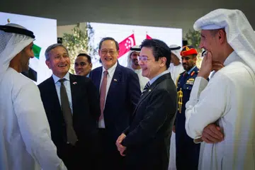 Perdana Menteri, Encik Lawrence Wong (dua dari kanan), bertemu dengan para pemimpin perniagaan dari Amiriah Arab Bersatu (UAE) di Abu Dhabi pada 20 Oktober bersama Menteri Ehwal Luar, Dr Vivian Balakrishnan (dua dari kiri) dan Menteri Tenaga, Perdagangan dan Perusahaan (Tenaga dan Perusahaan), Dr Tan See Leng (tiga dari kiri).