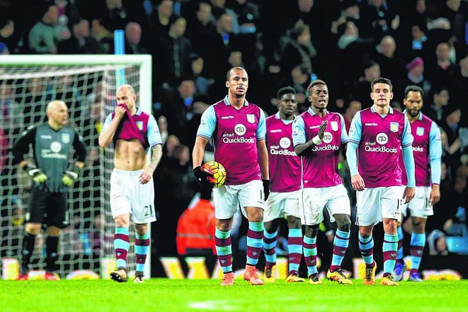 APA DAH JADI?: Gabriel Agbonlahor (memegang bola) dan rakan sepasukannya tampak sugul selepas Aston Villa melepaskan gol dalam perlawanan dengan Everton awal bulan ini. Villa tewas 1-3 dan setakat ini telah tewas 21 kali dalam liga - rekod yang bak menjamin laluannya jatuh dari EPL ke Championships musim depan. - Foto Reuters