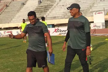 KEMBANGKAN BAKAT: Jurulatih dari Singapura, Akbar Nawas (kiri) dan K. Balagumaran (kanan) ditugaskan mengendalikan kelab India, Chennai City, sejak awal tahun ini dan merupakan segelintir jurulatih Singapura yang telah bertapak di luar negara bagi mengembangkan bakat mereka dalam bidang kejurulatihan. - Foto ihsan AKBAR NAWAS