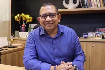 BERI SEMULA: Pengarah bersama syarikat Marine & Offshore Integrated Logistics Pte Ltd, Encik Mohamed Ali Abdul Gafoor percaya bahawa setiap orang mempunyai tanggungjawab untuk membantu orang lain dalam kesusahan dan memerlukan. - Foto TAA