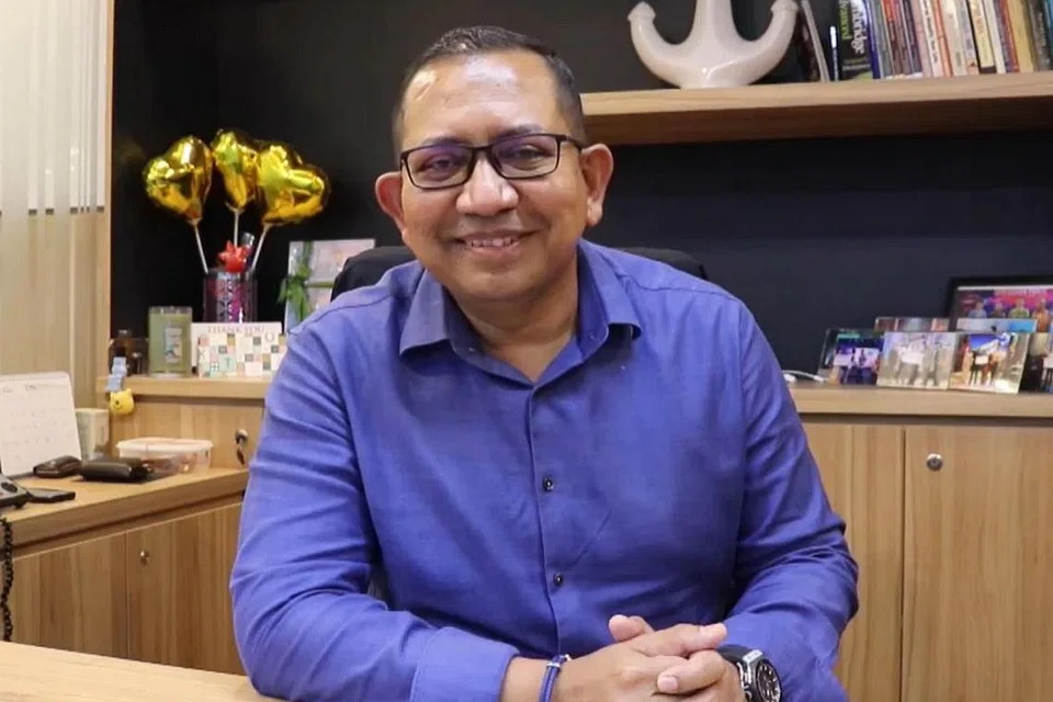 BERI SEMULA: Pengarah bersama syarikat Marine & Offshore Integrated Logistics Pte Ltd, Encik Mohamed Ali Abdul Gafoor percaya bahawa setiap orang mempunyai tanggungjawab untuk membantu orang lain dalam kesusahan dan memerlukan. - Foto TAA