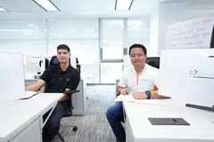 Encik Muhammad Anas Ariffin (kanan) dan Encik Mohamed Shafiq Abdul Rashid, berpeluang mempertingkat pengetahuan dan kemahiran mereka setelah menjalani kursus operasi loji kuasa dan kawalan proses yang dibangunkan bersama oleh Institut Kuasa dan Gas Singapura (SIPG) dan syarikat penjanaan kuasa di sini.