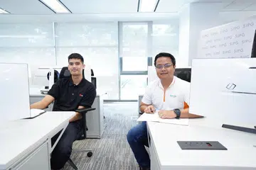 Encik Muhammad Anas Ariffin (kanan) dan Encik Mohamed Shafiq Abdul Rashid, berpeluang mempertingkat pengetahuan dan kemahiran mereka setelah menjalani kursus operasi loji kuasa dan kawalan proses yang dibangunkan bersama oleh Institut Kuasa dan Gas Singapura (SIPG) dan syarikat penjanaan kuasa di sini.