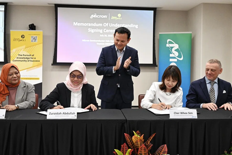 JALIN KERJASAMA: Menteri Negara Kanan (Tenaga Manusia merangkap Pertahanan) Encik Zaqy Mohamad (berdiri) hadiri majlis pemeteraian memorandum persefahaman antara Mendaki dengan Micron pada Khamis. Bersama beliau ialah (dari kiri) Timbalan Ketua Pegawai Eksekutif (CEO) Mendaki, Cik Zulaiha Yusuf; CEO Mendaki, Cik Zuraidah Abdullah; Naib Presiden, Mobiliti & Pemerolehan Bakat Sejagat, Micron Technology, Cik Sim Cher Whee; dan Naib Presiden, Pemasangan dan Ujian, Micron Singapore, Encik Gianpaolo Mettifogo.