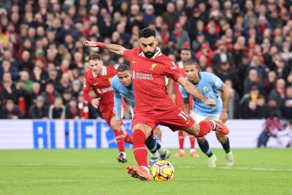Mohamed Salah (depan) dari Liverpool menjaringkan gol semasa perlawanan Liga Perdana England antara Liverpool dengan Manchester City di Liverpool, Britain pada 1 Disember.
