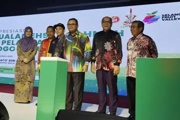 USAH PANIK: Menteri Besar Selangor, Datuk Seri Amirudin Shari (tengah) ingatkan penduduk Selangor supaya tidak panik untuk membeli beras kerana bekalan bagi beras tempatan di negeri itu mencukupi. 