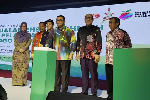 USAH PANIK: Menteri Besar Selangor, Datuk Seri Amirudin Shari (tengah) ingatkan penduduk Selangor supaya tidak panik untuk membeli beras kerana bekalan bagi beras tempatan di negeri itu mencukupi. 