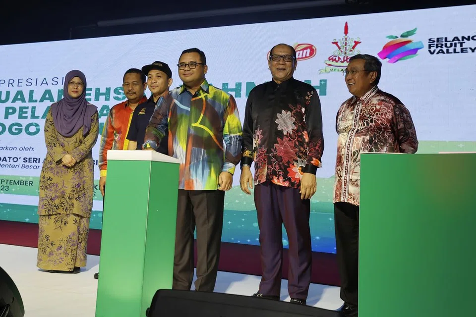 USAH PANIK: Menteri Besar Selangor, Datuk Seri Amirudin Shari (tengah) ingatkan penduduk Selangor supaya tidak panik untuk membeli beras kerana bekalan bagi beras tempatan di negeri itu mencukupi. 