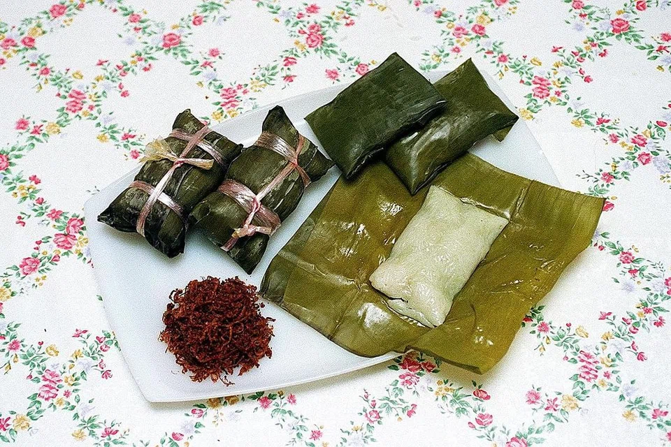 SAJIAN POPULAR: Rendang dan burasa (gambar atas) adalah hidangan popular bagi orang Minangkabau dan Bugis. - Foto fail