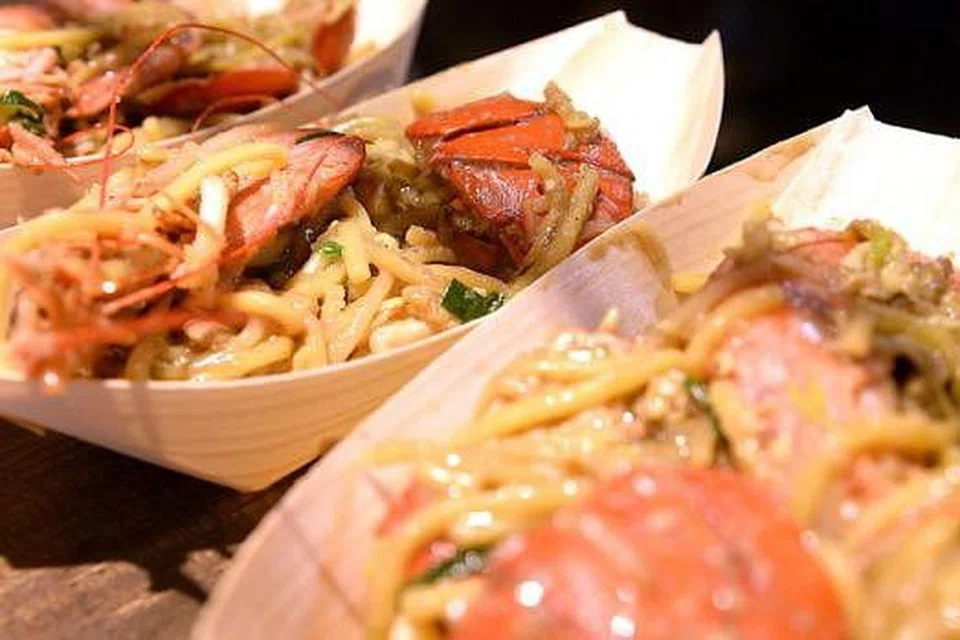 TIMUR CAMPUR BARAT: Mi Hokkien, hidangan kegemaran ramai di Singapura, disajikan dengan udang karang Boston dan udang merah Argentina. 