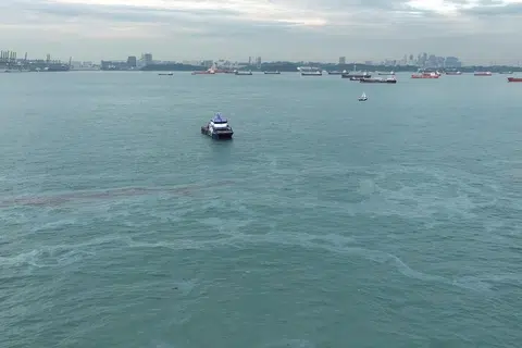 Kejadian di Pangkalan Polis Pengawal Pantai (PCG) Daerah Brani itu mengakibatkan sekitar 23 tan minyak diesel bocor ke dalam perairan selatan Singapura pada 5 Februari.