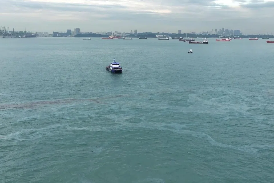 Kejadian di Pangkalan Polis Pengawal Pantai (PCG) Daerah Brani itu mengakibatkan sekitar 23 tan minyak diesel bocor ke dalam perairan selatan Singapura pada 5 Februari.