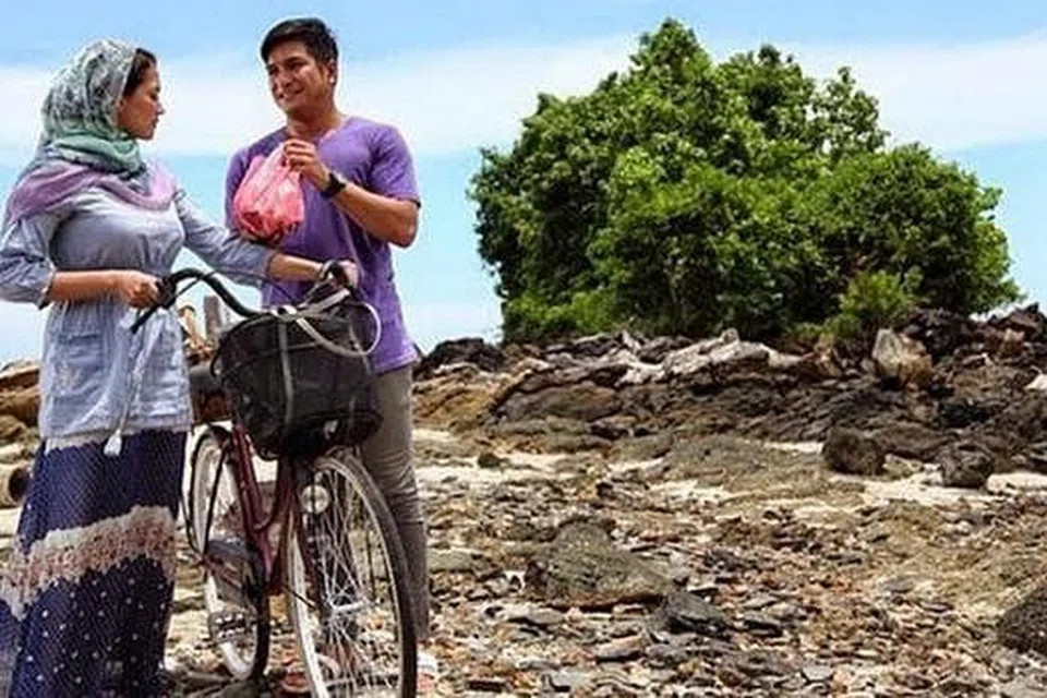 GANDINGAN DUA INSAN PROFESIONAL: Langit Cinta yang mula ditayangkan di pawagam serata Malaysia hari ini menampilkan bakat lakonan serba boleh Fazura dan Keith Foo. - Foto ASTRO SHAW