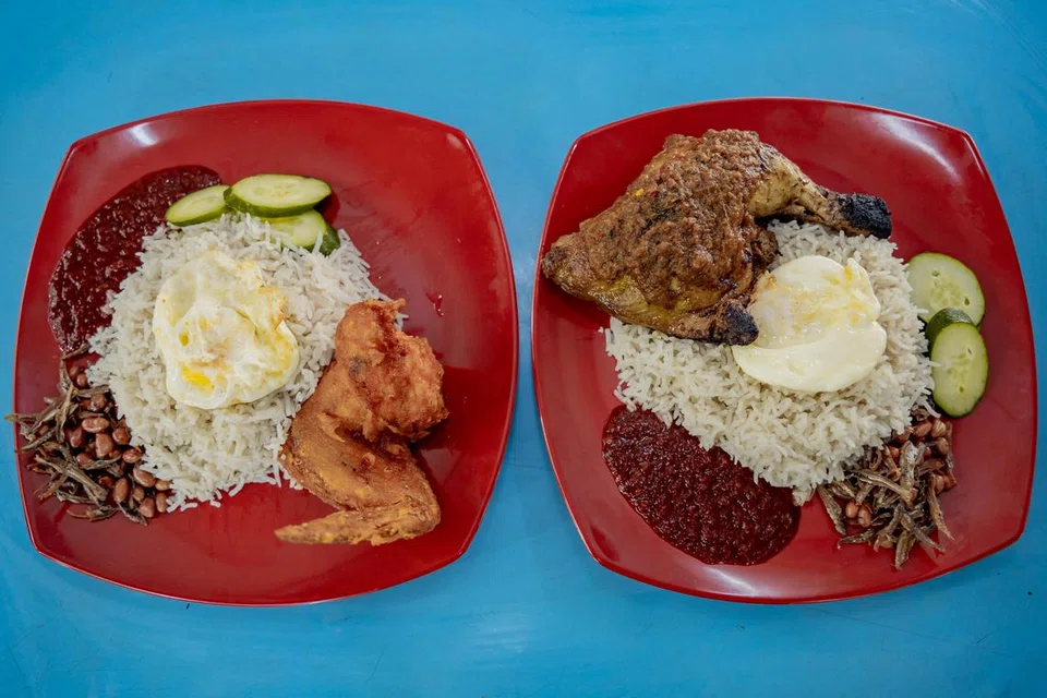 TARIKAN UTAMA: Nasi Lemak Basmati dengan Ayam Goreng dan Nasi Lemak Ayam Bakar sangat enak dimakan. 