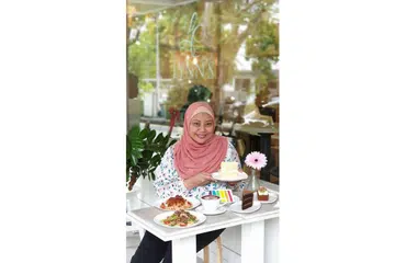 MAHU PERKUKUH NIAGA: Cik Lynn Saijan-Lim ingin terus memperkukuhkan perniagaannya, Lynn's Cakes, dengan menawarkan pelbagai hidangan Barat dan kek premium di kafenya. - Foto BH oleh ISMAWATI ISMAIL