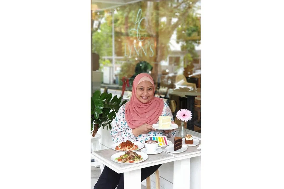 MAHU PERKUKUH NIAGA: Cik Lynn Saijan-Lim ingin terus memperkukuhkan perniagaannya, Lynn's Cakes, dengan menawarkan pelbagai hidangan Barat dan kek premium di kafenya. - Foto BH oleh ISMAWATI ISMAIL