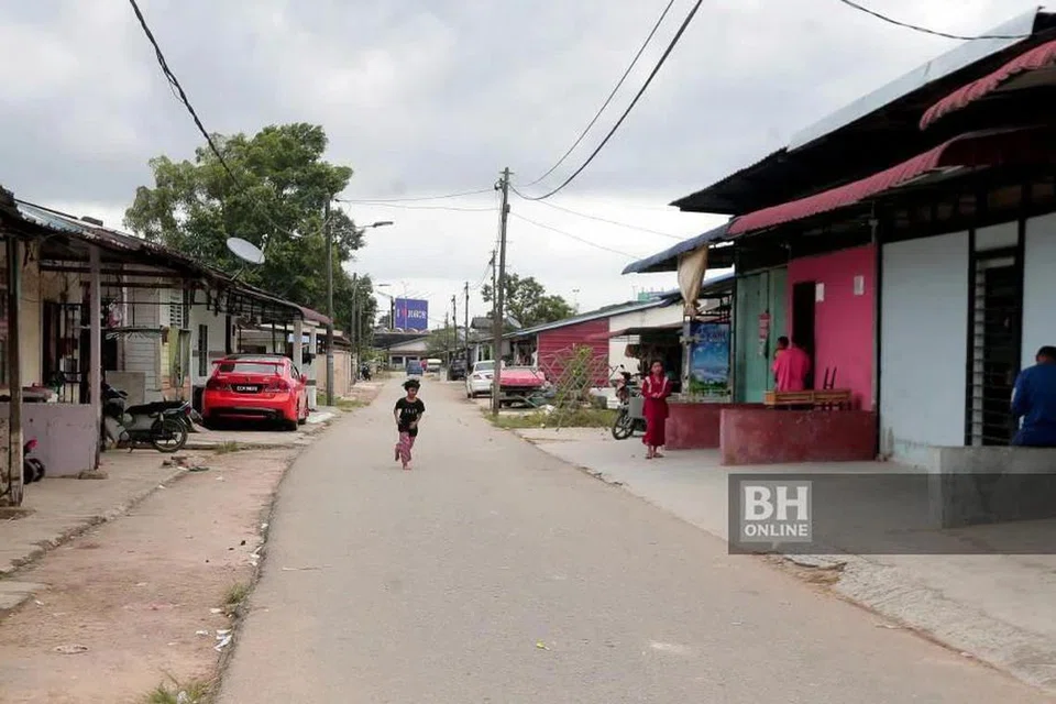 ‘KAMPUNG’ PELARIAN: Keadaan persekitaran tempat tinggal masyarakat Rohingya di Kampung Kangkar Tebrau, Johor Bahru. 